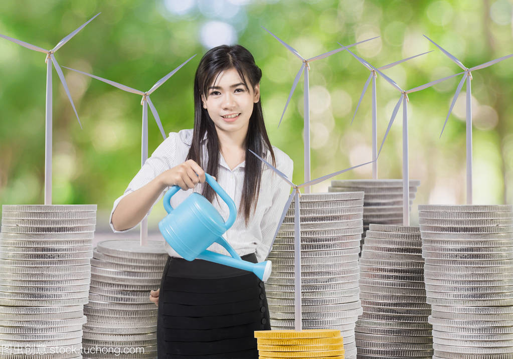 年轻女实业家浇水风 turbineon 硬币与罐头